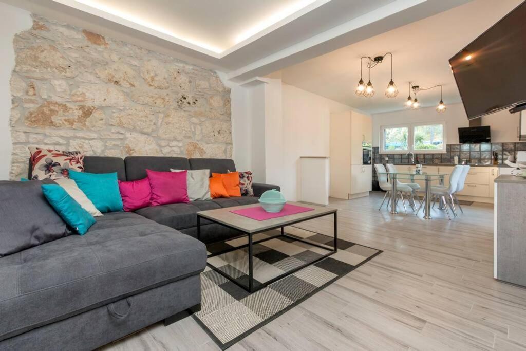 Predivan Novouredeni Apartman U Blizini Mora Banjole Εξωτερικό φωτογραφία
