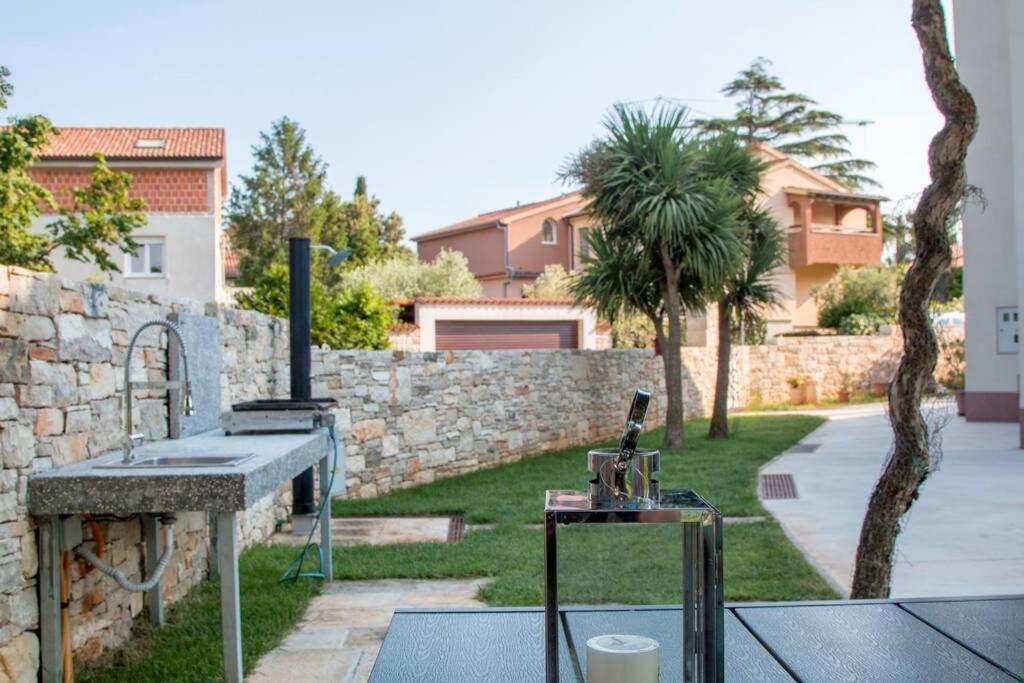 Predivan Novouredeni Apartman U Blizini Mora Banjole Εξωτερικό φωτογραφία