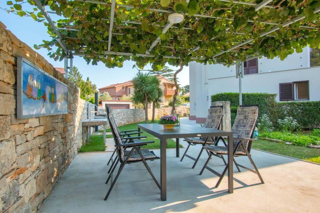 Predivan Novouredeni Apartman U Blizini Mora Banjole Εξωτερικό φωτογραφία