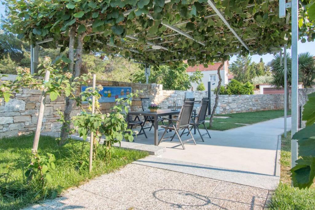 Predivan Novouredeni Apartman U Blizini Mora Banjole Εξωτερικό φωτογραφία